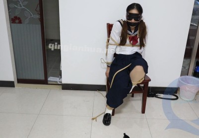 【荷仙少女】椅子缚捆绑玩素人女生4号 两种梆姿，水手服少女鞭打凌辱，语言羞辱，玩具挑逗，害怕的惊叫连连，全程挣扎委屈想求饶却被堵住嘴说不出来话