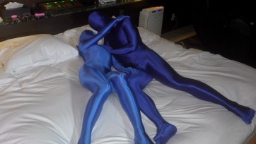 【zentai】ツルスベゼンタイで責められながら二人でびちょ濡れスリスリ