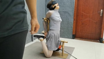 【HD飞天原创】云儿被固定在特制多功能冲天炮机上，蒙眼双重堵嘴，下面向上猛击，嘴被充气口塞堵着，舒服的都叫不出声来，从来没这样爽过......