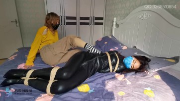 【JS】瑾萱琳洛 《入室劫案》下 女女剧情 女孩反擒女贼 足部挑逗 强制刺激