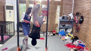 【三五小脚】凌辱瑜伽裤小姐姐直到尿裤子-白袜-倒吊