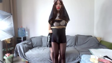 【冷月绳艺】修女伪娘M被女王小姐姐欧式捆绑+双脚边缘控制挑逗男娘得小弟弟接着又使用两根震动Bang疯狂震动，最后小男娘都翻白眼了 哈哈哈！！