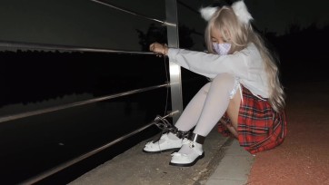 【苏苏】猫耳白丝连体手铐脚镣运河边露出+锁在栏杆上挣扎调教