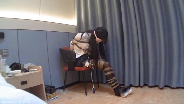 【浅墨工作室】黑丝JK妹妹，后直臂捆缚+椅子+并腿+强行牵引走路+驷马+堵嘴+蒙眼+挠痒器