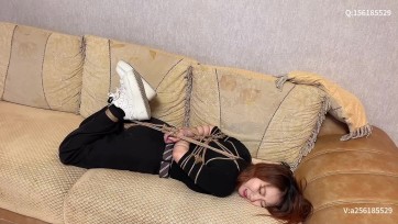 【龙飞绳艺】盗窃 迷晕 用力卡紧脖子脚离地面 捆绑逼问 剪刀恐吓 最后拿出毒药鹤顶红