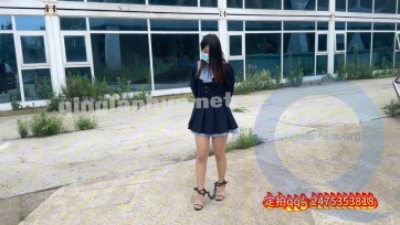 【青青河边草】《开发幼师下》经过上次的户外押解，幼师回家之后意犹未尽，再次联系我，深入体验，决定继续开发，烂尾楼镣铐押解，口环 罚跪