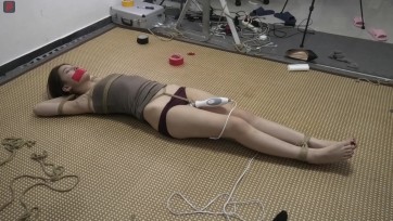 【绳之韵】小呆，阴天下雨约个绳第五集：反手驷马，胶带封嘴、贴乳，亵玩强高，美少女脚艺人...