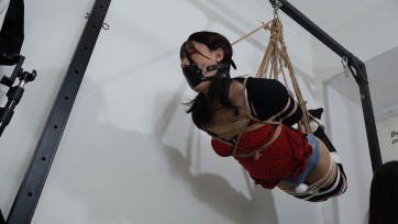 【冷月绳艺】绝美伪娘图图全身吊缚榨汁脱敏训练，双腿从脚踝一直到大腿被厚重的棉绳紧紧束缚，上身被日式绑缚，然后全身驷马吊缚榨汁，图图的汁水像水晶吊坠一样随着身体摆动