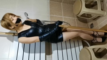 【HD飞天原创】云儿自玩带有20公分长的cha入式刑架，把原味内裤自塞口中，胶带自己封住,，坐上去想下下不来，这时候突然闯进蒙脸大汗，精彩节目马上开始.......