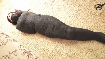 【逍遥】《自动包裹娇躯01》参考漫画 超完美详细的逐步包裹捆绑 黑丝美女不停挣扎 剧情精彩纷呈