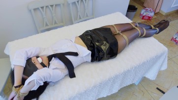 【悠米】《女白领的危机4》趁女上司睡觉偷偷绑住她，一边抚摸一边欣赏美腿，女上司醒来后扬言要开除小强，办公桌四仰八叉捆绑+丝袜赛嘴+口球堵嘴+ZD棒羔潮