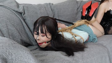 【冷月绳艺】《强制女化学院》第三阶段调教，这次把小伪娘m驷马紧缚起来，大口赛堵嘴 鼻钩连着脚踝强制抬头，最后被无情得放在地上不停得震动榨汁 口水流的根本止不住