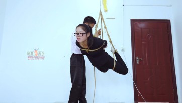 【晓鹿绳艺】第一次被吊体验，真的难受，师傅下手真狠，居然脱了我鞋子裸足捞我痒痒