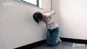 【半岛束艺台】【白袜】【楼道】 鹿野比拼俯卧撑失败，楼道跪吊放置处罚