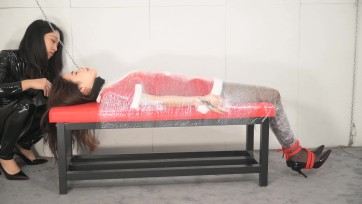 【撒琅】女捆女之言妍平安夜被女王沐小雨木乃伊包裹调玩--圣诞装、黑丝、高跟、百合、爱抚、刺轮、电击、滴蜡