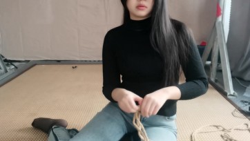 【依旧青山】绳模豆豆——小吃店里的自虐女孩下集：龟甲自缚、牛仔裤里套黑丝、踩豆虐足外出吃麻辣烫，下集。小吃店里勇敢展示龟甲捆绑、股绳、脱鞋晾晾黑丝小脚丫