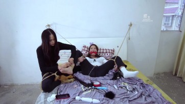 【樱束原创】《女孩间的秘密》雪妮将她性感的闺蜜也给同化了一起爱上了SM！雪妮将她手脚连缚双脚打开捆绑在床上进行各种鞭打/电击/TK调教棒棒G潮！让她彻底的沉沦在SM的刺激当中！