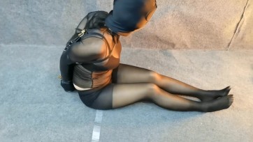 【HD飞天原创】丁琪口球胶带封嘴、4层黑丝套头、继续全包套头、两脚开腿紧固、直臂反吊、振动刺激，紧接着来个更残酷的，强制口球、单手套、全包封闭，用皮扎带全部锁上