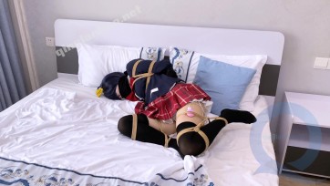 【嗷大喵】放置挣扎篇+小鸟游六花cos+挟持绑架+丝袜堵嘴+绑手绑脚+td+日式紧缚+胸缚+M开腿+驷马放置+胶带封嘴