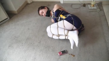 【逍遥】《噩梦轮回》02 美丽女J出门被抓！跪缚捆绑！艰难蠕动！白丝脚趾按手机求救！究竟能不能逃脱成功？千万不要错过！！