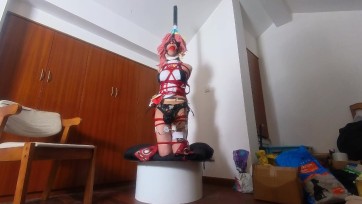 【kilo】八重小南梁cos，被捆绑在铁架子上半跪着调教榨汁，身上还绑了不少道具