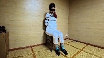 【渎竺】白色汉服（囚服），铁镣铐后手椅子缚！