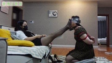 【美曦s】《素人改造伪娘第一期》捆绑紧缚调教、鞭打、舔脚、气味、蒙眼、堵嘴、炮机、榨汁