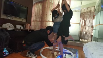 【JS】琳洛-凌熙 双女单腿吊缚 互相颈部亲吻挑逗 快乐棒刺激