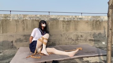 【玖喵ing】夏日白丝绑架放置天台暴晒汗水浸透全身