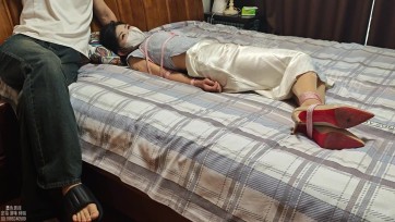 【墨色】真丝长裙高跟鞋床上捆绑聊天