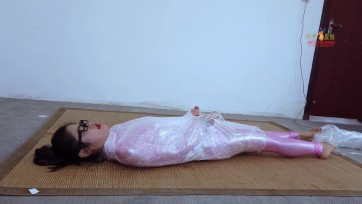 【晓鹿绳艺】露露粉胶衣学毛虫化蝶 露露粉色胶衣变身毛毛虫，学习毛虫走路，翻身最后破茧成蝶