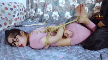 【晓鹿绳艺】阴险的快递员 露露的第一部正品，感谢大家的支持，人心险恶，快递员以口渴为借口进门喝水，谁知却遭快递员暗算