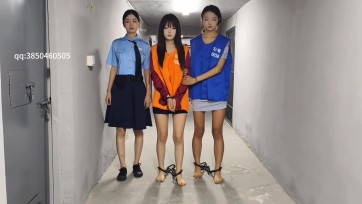 【忘忧社】秦岚被指控涉嫌寻私被捕，被要求脱鞋跪下接受搜身。审问中，秦岚声称自己因家中人生病急需药费而帮助何玲玲运输毒品过海关，但否认知道是毒品