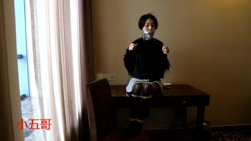 【小五哥原创】小妹捆绑第二部（黑丝塞嘴，胶带封嘴）