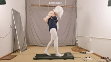 【鑫鑫工作室】白丝死库水花名跑步机玩法，奇怪的减肥方式增加了，走了四十分钟袜子都磨破了