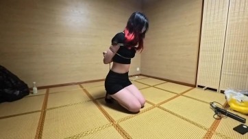 【渎竺】黑色短袖短裤后手缚，红色口球口水直流特写！