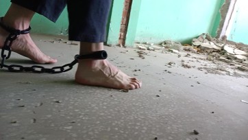 【Bbbttt】戴着脚镣在废墟里光脚和穿白袜散步