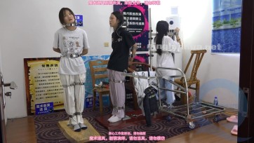 【束心工作室】几个女大学生玩站立架，不同的站立架，也许体验感是不一样的，有的站立架能坚持的时间长一点，有的就比较难受，喜欢站立架的不要错过