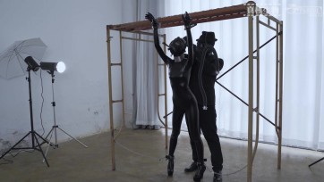 【真核生物】真核生物-第五部- 新来的可爱妹子，手被吊在架子，黑色的涂胶身体，防毒面具，漆皮高跟，铁链手铐